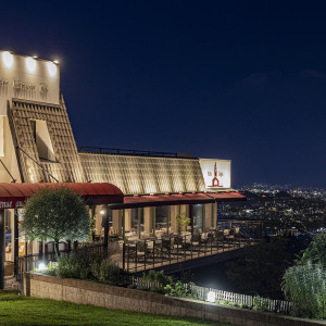 MORIのナイトウェディングは、福岡屈指の夜景スポットとして知られる油山のポテンシャルを最大限に活かした、ドラマチックで宝石箱のようなひととき。|レストランMORIの写真(56356905)
