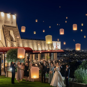 高台というロケーションのおかげで、夜空をゆっくりと舞い上がるランタン演出が人気♪|レストランMORIの写真(56356192)