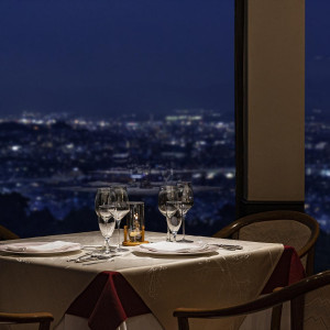 昼間の賑やかさとは異なる、静かで落ち着いた時間の流れを感じながら、ゆったりとしたナイトウェディング。|レストランMORIの写真(56367082)