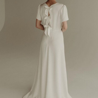 クラシックで控えめながらも細部にこだわりたい花嫁さま向けです。