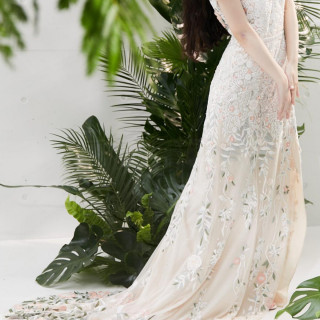 サーモンベージュの地色に、淡い草花の刺繍を重ねて温かみのあるガーデンを表現。