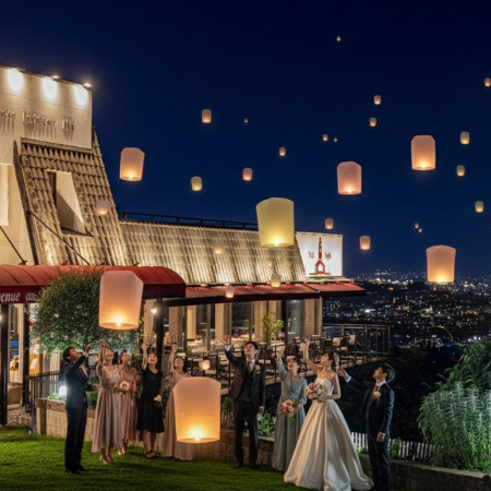 高台というロケーションのおかげで、美しいランタンが夜空をゆっくりと舞い上がる様子を、静かで厳かな雰囲気の中で見守ることができます。