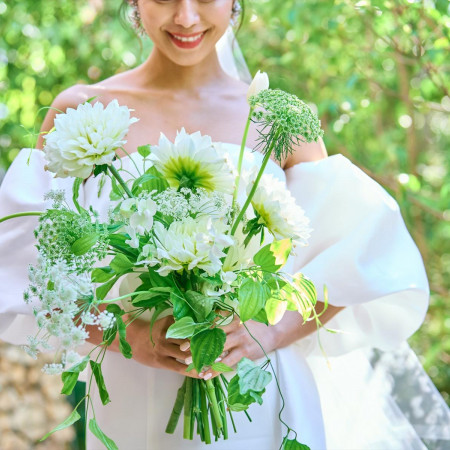 季節の草花やグリーンをたっぷり使ったナチュラルなクラッチブーケ