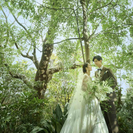 緑豊かなガーデンは、ドレス姿が美しく映える最高のフォトスポットです。思い出深いスナップ写真や集合写真を残すことができます。