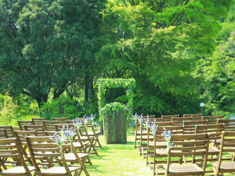 木々に囲まれた天然芝のガーデン