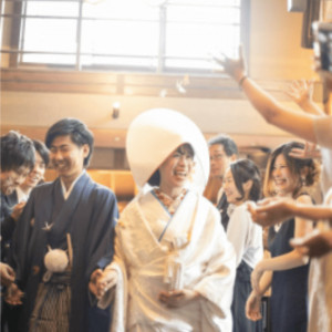 人前式の退場シーン。フラワーシャワーでお二人をお祝いします。|ザ・ガーデンプレイス小林楼の写真(54292010)