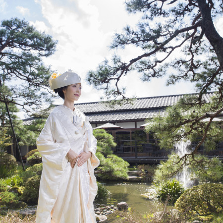 日本庭園を望みながら、いよいよ挙式が始まります。