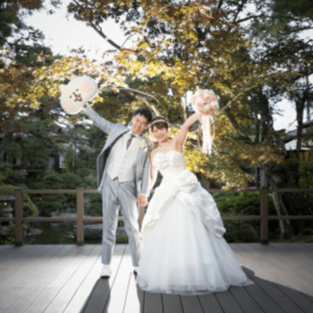 庭園を贅沢に冒頭できます。白いドレスで華やかに。