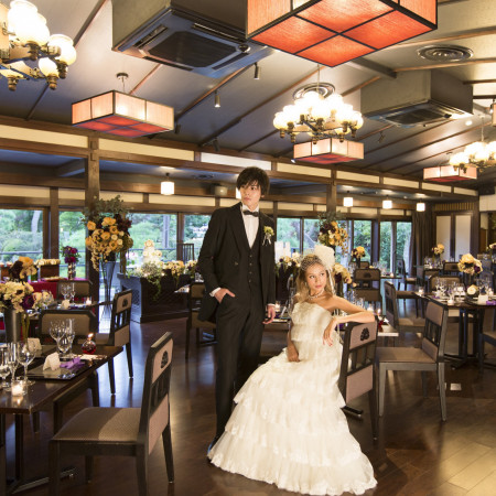 日本庭園がお二人のバックに映える和モダンな披露宴会場「THE GRACE 〜ザ・グレイス〜」