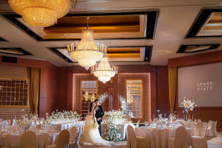 煌めくシャンデリア入場|グランド ハイアット 福岡の写真(55601040)