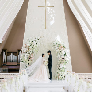 入口から祭壇までの道のりをバラのつぼみが開花するまでの過程になぞらえて表現しています|グランド ハイアット 福岡の写真(55745117)