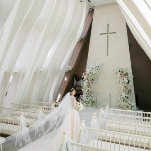 このチャペルのためだけに選ばれる白いバラに彩られるバージンロード|グランド ハイアット 福岡の写真(55745765)