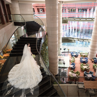 ドレスが映える大階段で