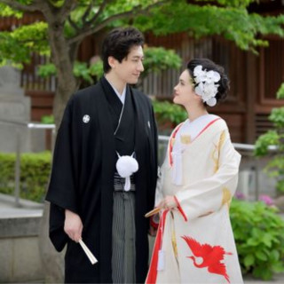 伝統的な和装が凛とした雰囲気を引き立てる