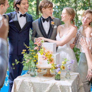 青空の下、ゲストに囲まれてケーキカット|BRASS BLEU 東京（ブラスブルートウキョウ）●BRASSグループの写真(55806957)