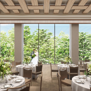 【緑×自然光を感じられるパーティ会場】ゲストとともに美味しい料理や会話を楽しめる心地よい空間が広がる|BRASS BLEU 東京（ブラスブルートウキョウ）●BRASSグループの写真(55712898)