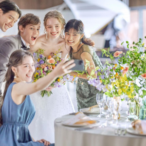 笑顔で満ちあふれる記念撮影！ゲストと一緒に特別な時間を共有できる|BRASS BLEU 東京（ブラスブルートウキョウ）●BRASSグループの写真(55711956)