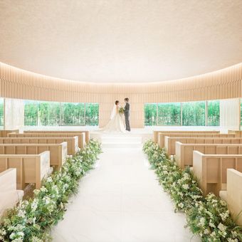 木の温もりを感じる洗練されたチャペル/110名収容
