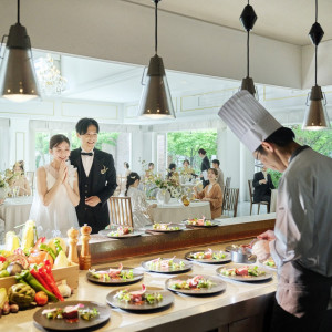 披露宴会場内にはオープンキッチンが併設|ララシャンス迎賓館・伊万里迎賓館の写真(55048000)