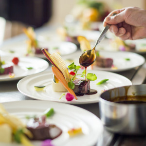 パーティーのお料理は世界がその腕を認めたメダリストシェフが監修。「感動の一皿」をシェフ達がゲストの目の前で仕上げます。|ララシャンス迎賓館・伊万里迎賓館の写真(55046321)