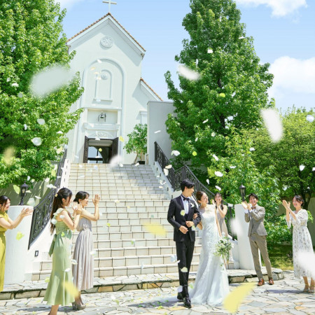 真っ青な空と白亜の外観のコントラストが印象的な独立型チャペル