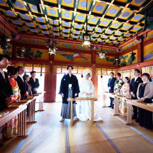 重厚な漆塗の社殿の荘厳な佇まいが、より二人の式を特別なものに|浅草ビューホテルの写真(55062507)