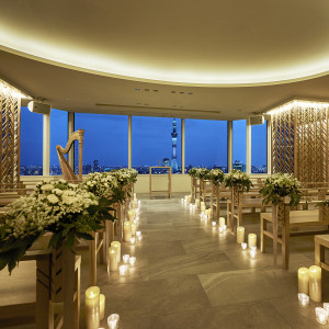 煌めく夜景と揺れるキャンドルの灯りが幻想的なナイトウエディング|浅草ビューホテルの写真(55062510)