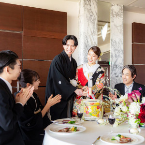 ミニ樽開きで各テーブルを回ってゲストひとり一人をおもてなし|浅草ビューホテルの写真(55062897)