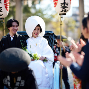 たくさんの方から祝福刺される花嫁道中。|浅草ビューホテルの写真(55063471)