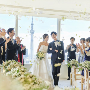 大切なゲストに囲まれながら祝福のフラワーシャワーを|浅草ビューホテルの写真(55066066)