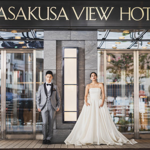 「浅草の歴史的な建物を背景に、永遠の愛を誓う|浅草ビューホテルの写真(55069100)