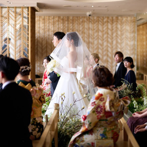 大切なゲストと近い距離間で歩むバージンロード|浅草ビューホテルの写真(55062504)