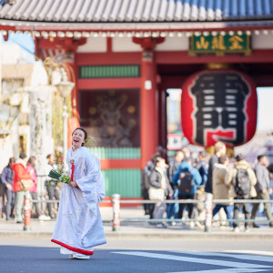 歴史と伝統が息づく浅草ならではの景色が、花嫁姿をより一層ひきたてます。|浅草ビューホテルの写真(55063470)