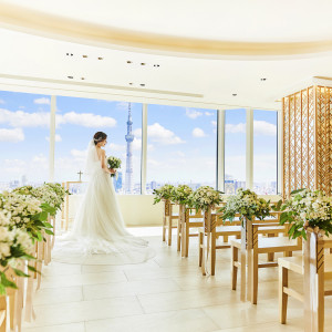自然光が入るバージンロードが花嫁を美しく魅せる|浅草ビューホテルの写真(55061349)