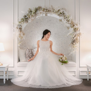 純白のドレスと繊細なアーチが彩る、夢のようなウェディングシーン。一瞬一瞬が永遠の宝物に。|浅草ビューホテルの写真(55069323)