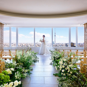 高い空と大都会の景色が祝福するチャペル|浅草ビューホテルの写真(55062503)