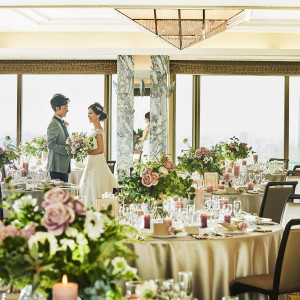 ビューホテルらしい眺望抜群の空間や、ラグジュアリー感あふれるバンケットをふたりらしく演出|浅草ビューホテルの写真(55060521)