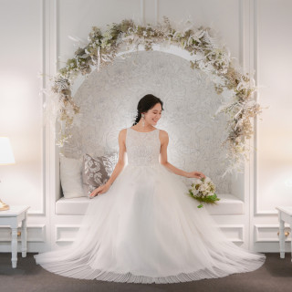 純白のドレスと繊細なアーチが彩る、夢のようなウェディングシーン。一瞬一瞬が永遠の宝物に。