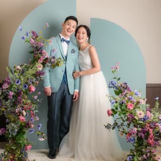 色とりどりの花々に包まれて、笑顔あふれる幸せなひとときを。ふたりらしい自由なスタイルの結婚式を。