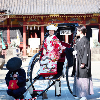 伝統的な白無垢、季節感のある花や草木をあしらった華やかな色打掛、引き振袖など400着以上を用意。