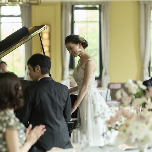 披露宴会場「アガペ」にはグランドピアノが常設。生演奏での演出も可能です。|メーヤー・ライニンガーの写真(55091842)