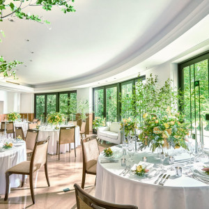 【人数・テイストの異なる2つのパーティ会場】オープンキッチンから五感で楽しむ料理でおもてなし。隣接ガーデンやテラスでは、季節ごとの緑と都心とは思えない自然を楽しめる|メーヤー・ライニンガーの写真(55497857)