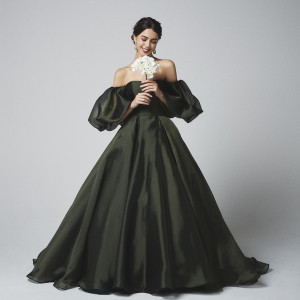 パフスリーブが印象的なデザインのカラードレス。他にもカラーをご用意しています。|メーヤー・ライニンガーの写真(55068081)