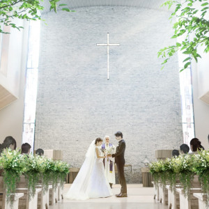 ステンドグラスから陽光が差し込む自然なチャペル|メーヤー・ライニンガーの写真(55494036)