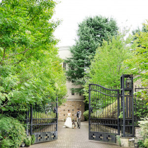 都心とは思えないほどの緑に包まれた1200坪の開放的な空間での邸宅ウェディング|メーヤー・ライニンガーの写真(55091419)