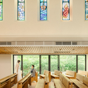 やさしい緑に包まれた森の独立型チャペル|メーヤー・ライニンガーの写真(55067070)