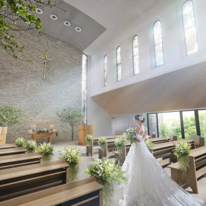 ステンドグラスから陽光が差し込む自然なチャペル|メーヤー・ライニンガーの写真(55494034)