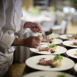 躍動感あふれるオープンキッチンで音・香りで五感をくすぐるお食事をご提供|メーヤー・ライニンガーの写真(55067938)