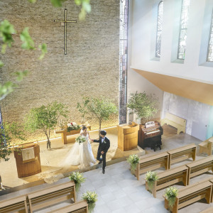 陽光が差し込むステンドグラスと100年以上の歴史が彩る、神聖で感動的な空間。|メーヤー・ライニンガーの写真(55497751)