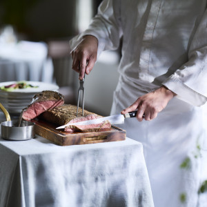 隣接するキッチンからは出来立てのお料理でおもてなしを。|メーヤー・ライニンガーの写真(55091415)